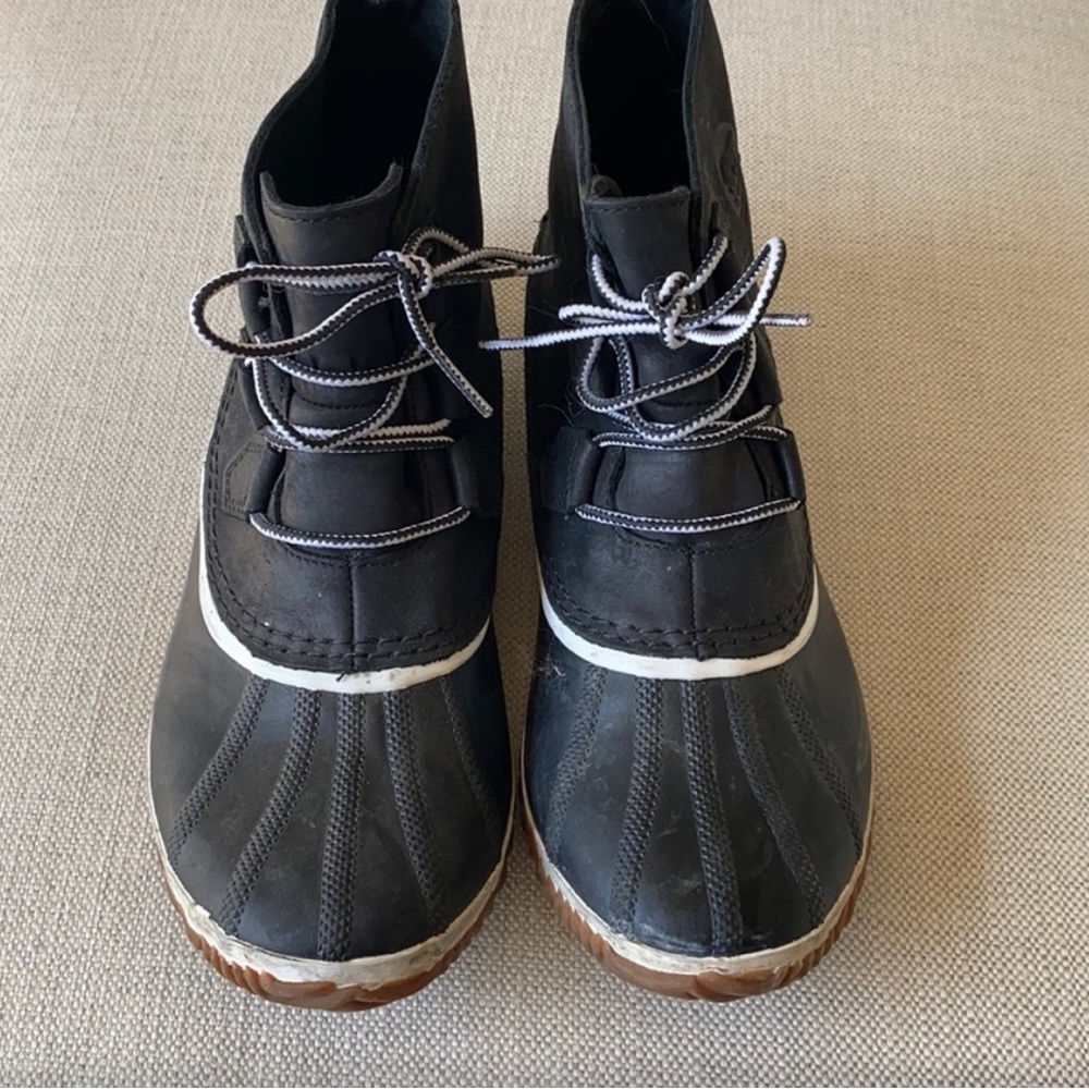 Women’s Sorel duck boots. Black and white. Size 12.